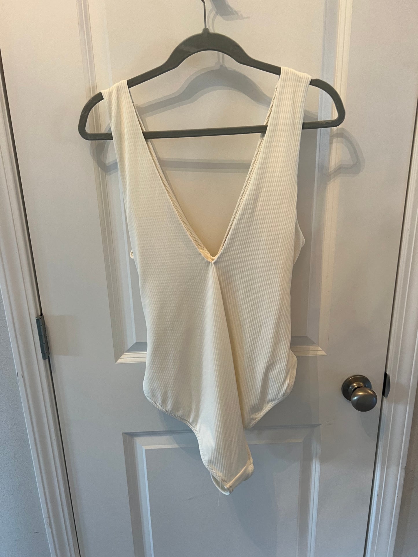 H&M Ribbed Knot Front VNeck One Piece Swimsuit Women’s Size XL 16-18 Cream