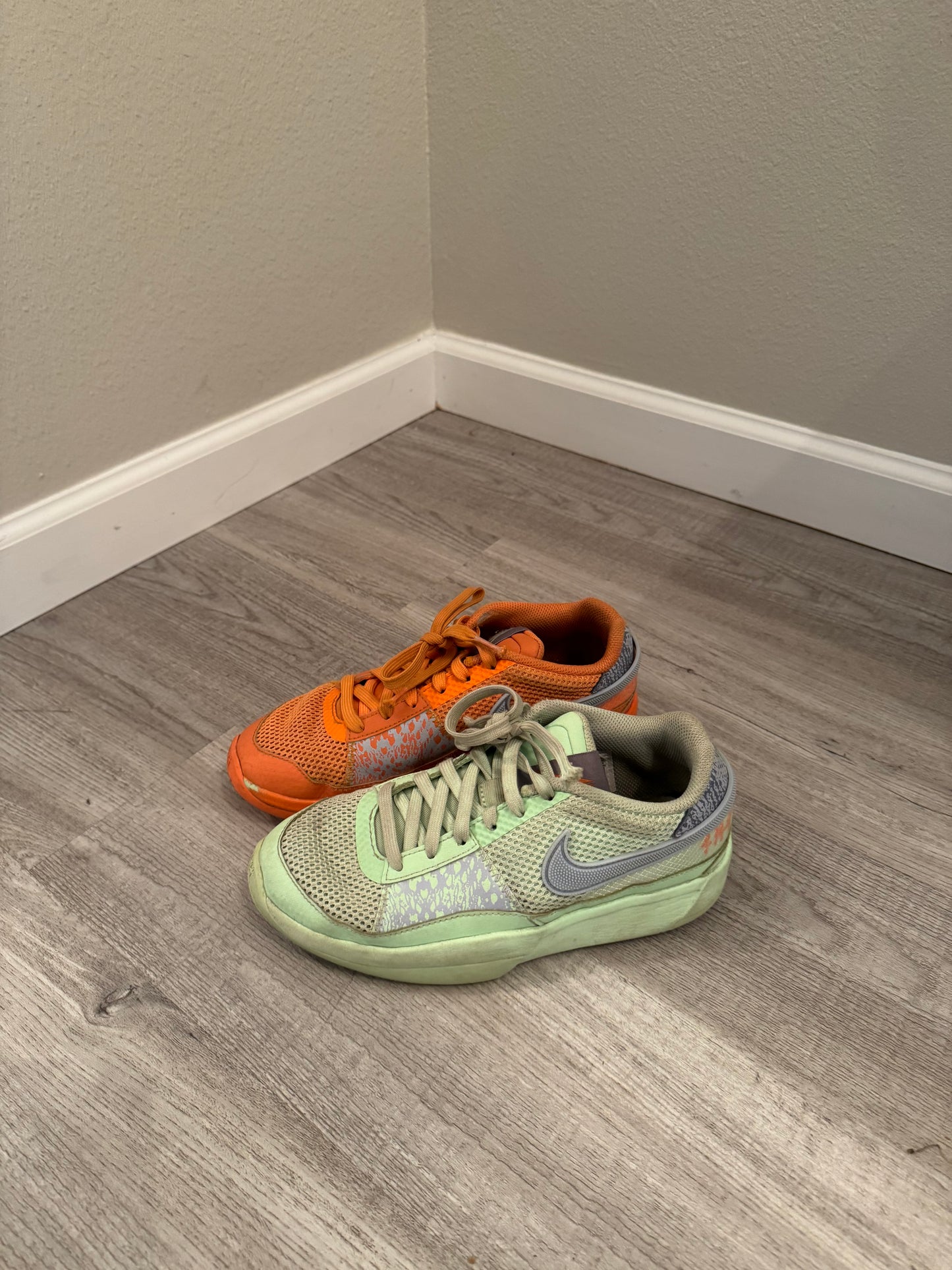 Nike JA 1 Mismatched Low Top Basketball Sneakers Big Kids Size 5.5 Mandarin Vapor Green