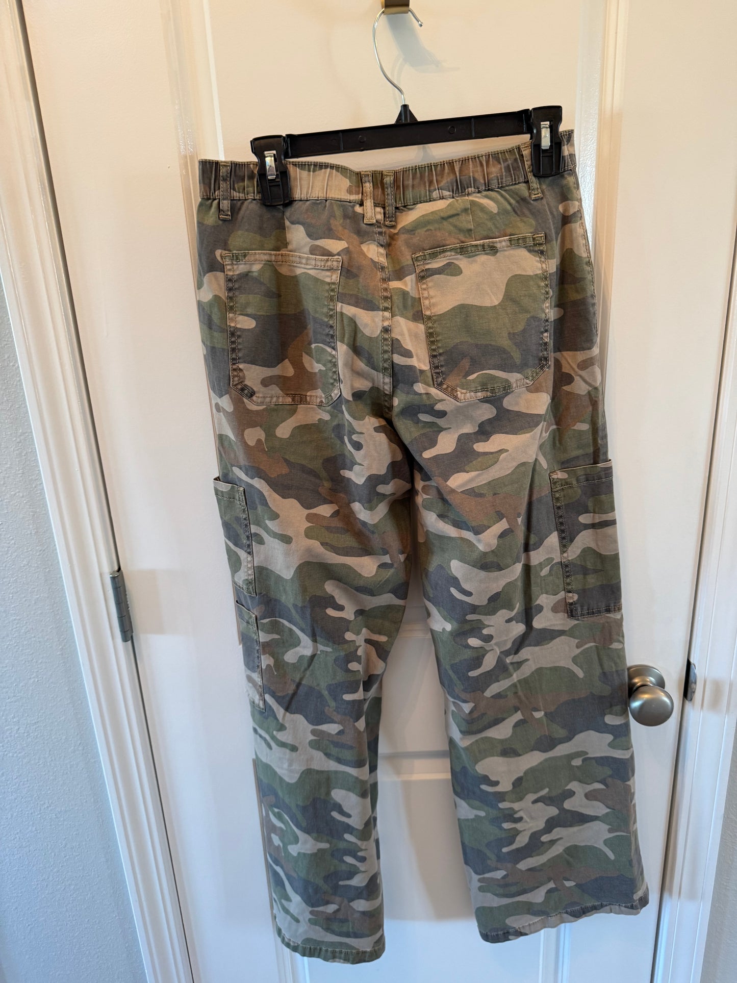 No Boundaries Camo Cargo Pants Women’s Medium