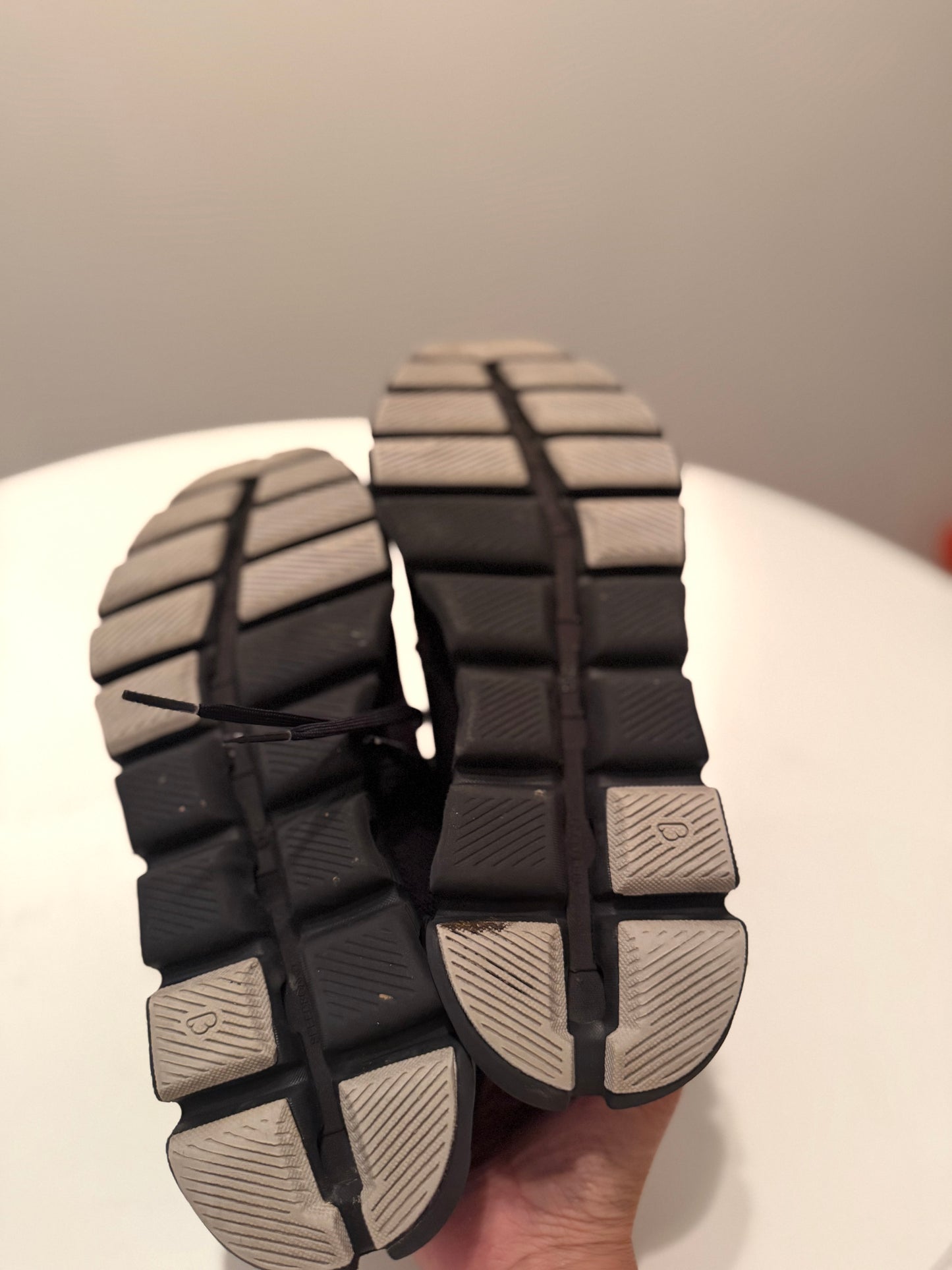 On Cloud Running Black & White Shoes Size women’s 9.5