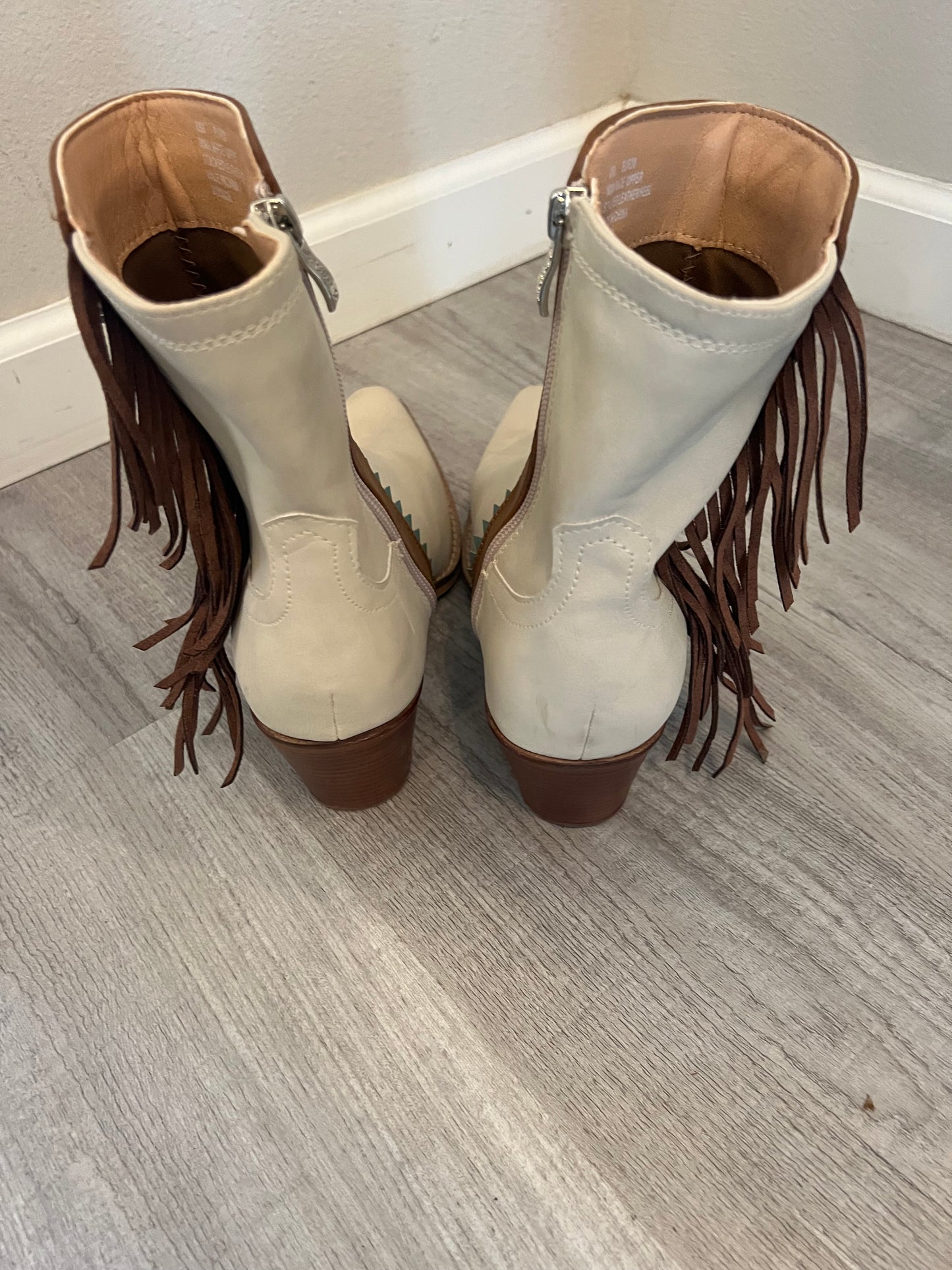 Western Boots w Fringe Women’s Size 8 Off White