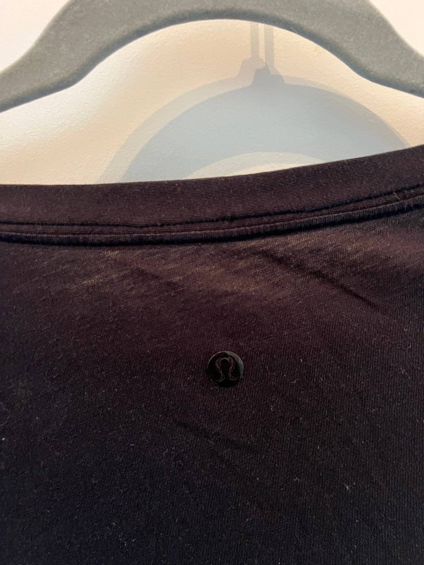 Lululemon VNeck Short Sleeve Active Top Women’s Size 4 Black