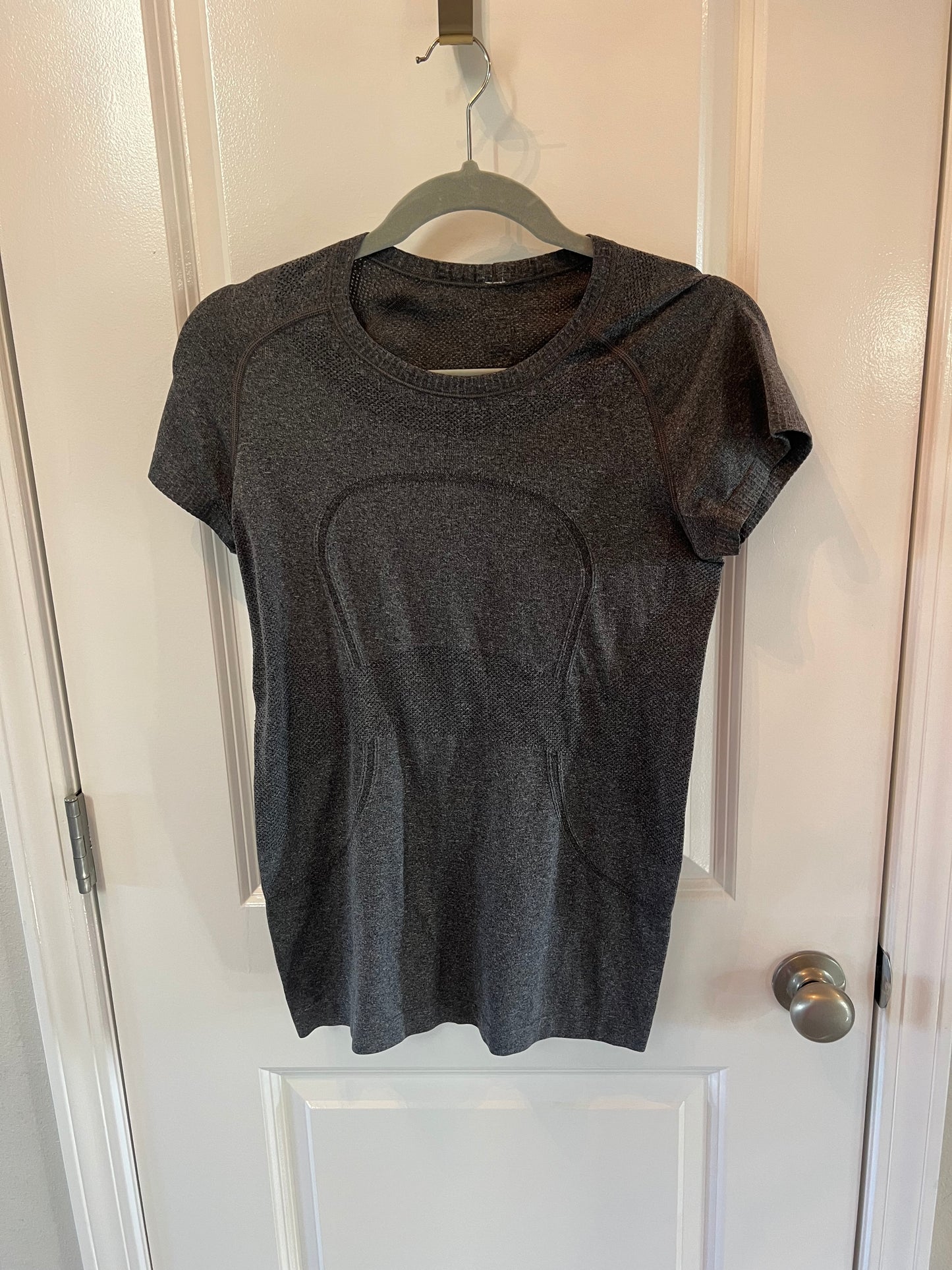 Lululemon Swiftly Tech Short Sleeve Shirt Women’s Size 8 Charcoal