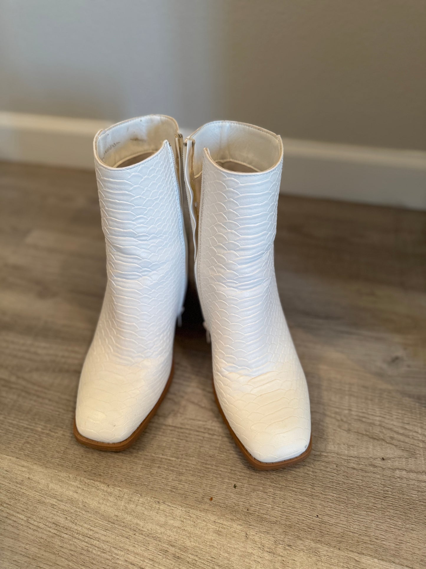 Pierre Dumas White Boots Size 8