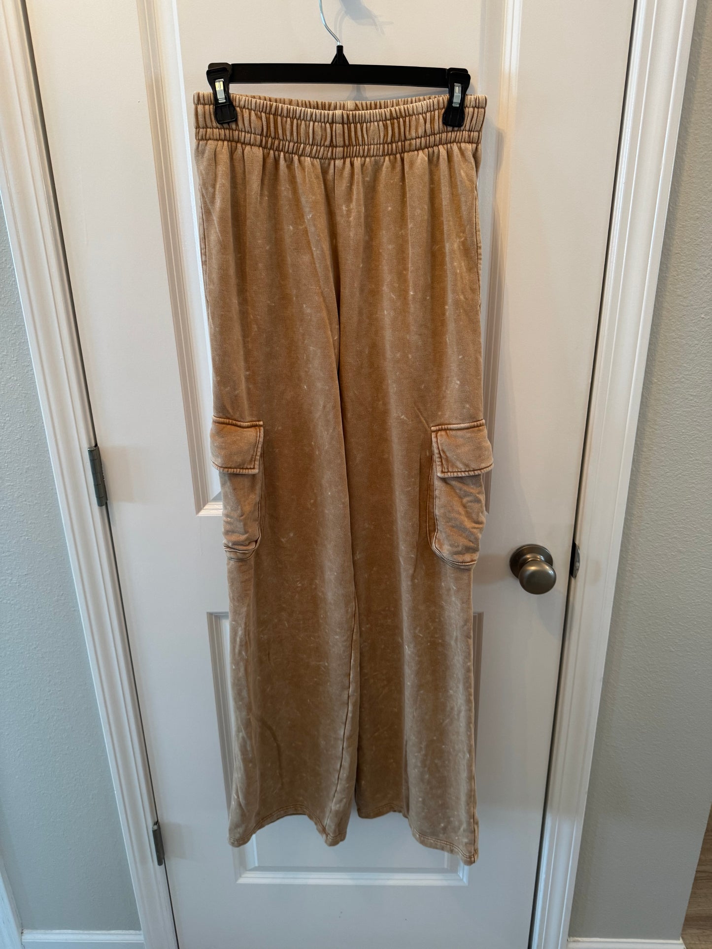 Wild Fable Wide Leg Cargo Sweatpants Women’s Size Small Tan