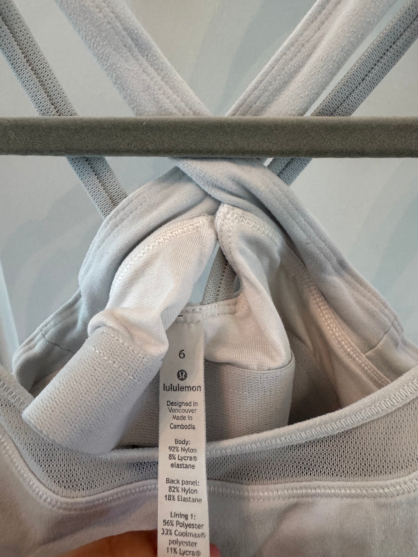 Lululemon Racerback Tank w Built In Bra Women’s Size 6 White