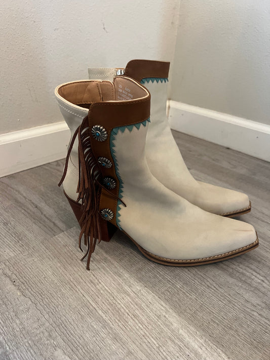 Western Boots w Fringe Women’s Size 8 Off White