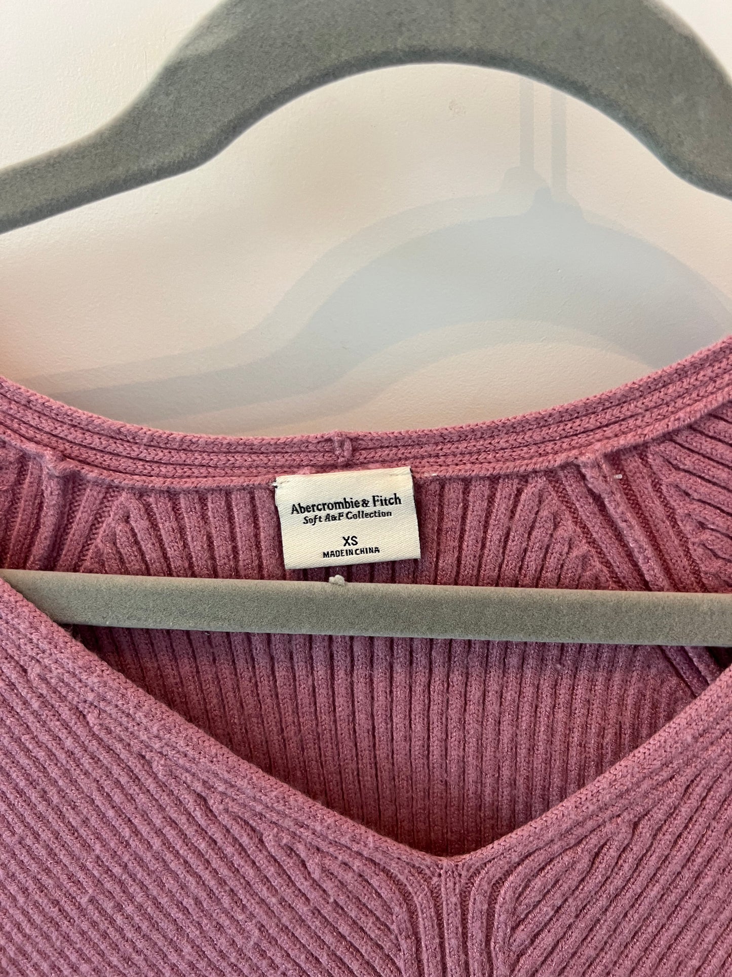 Abercrombie Ribbed Cropped VNeck Sweater Women’s Size XS Mauve