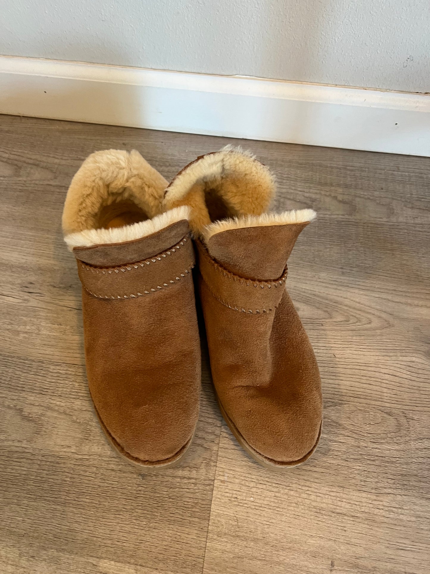Ugg McKay Boot Women’s Size 8 Chestnut