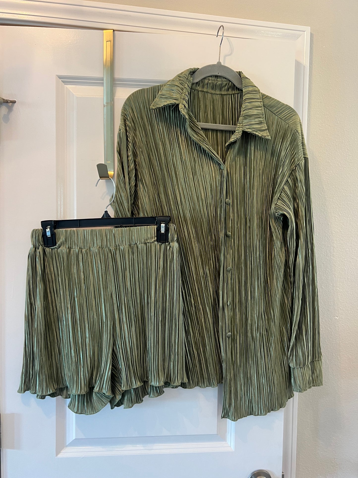 Pleated Long Sleeve Shirt & Shorts Matching Set Women’s Size Small Sage Green