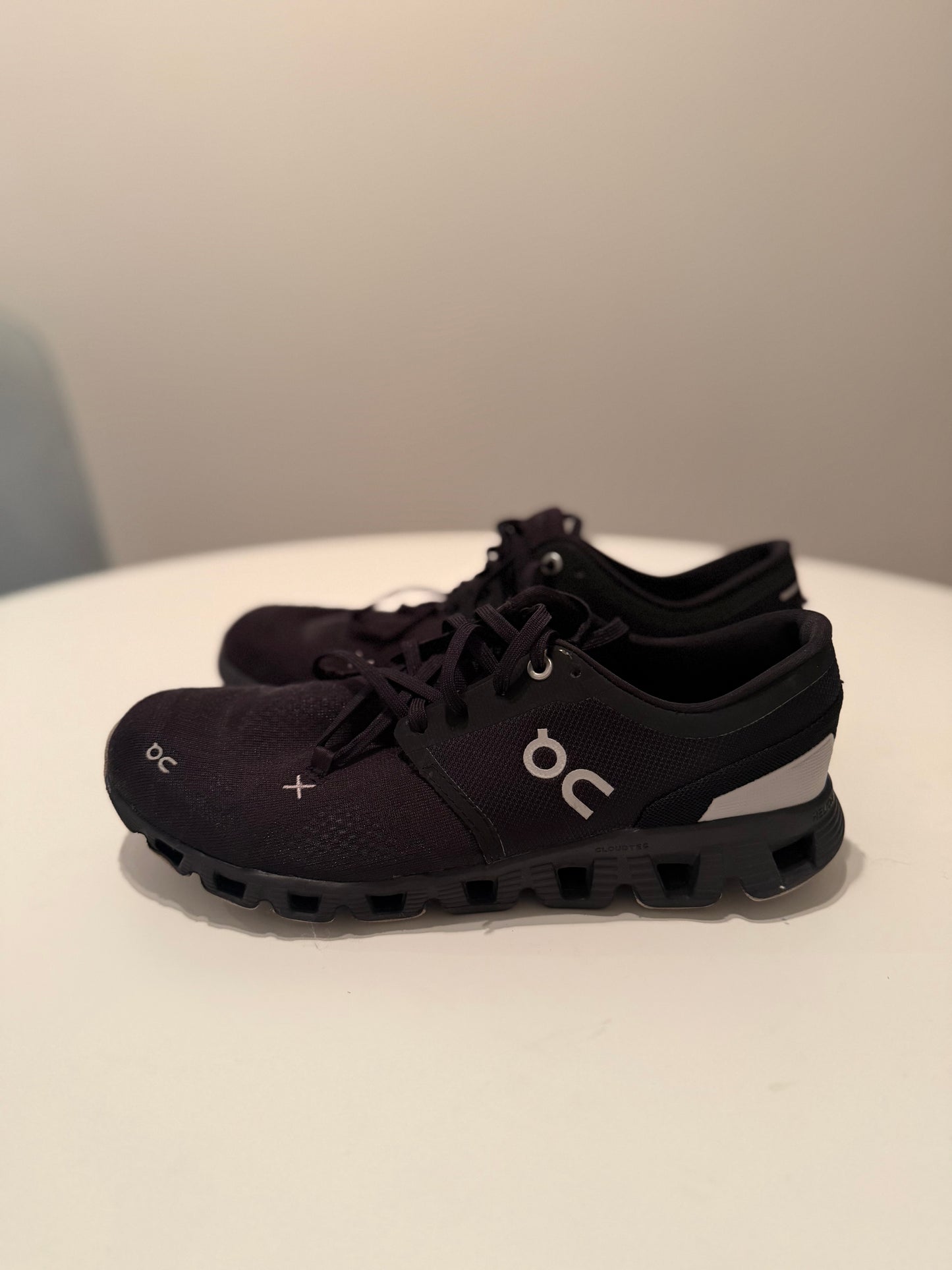 On Cloud Running Black & White Shoes Size women’s 9.5