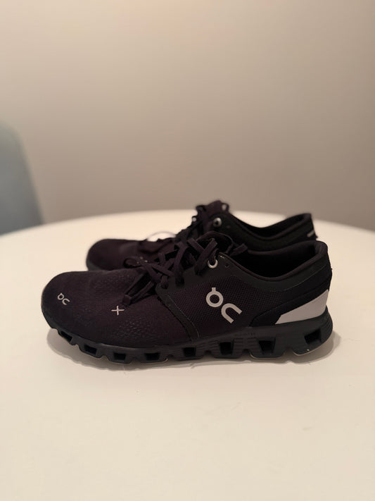 On Cloud Running Black & White Shoes Size women’s 9.5
