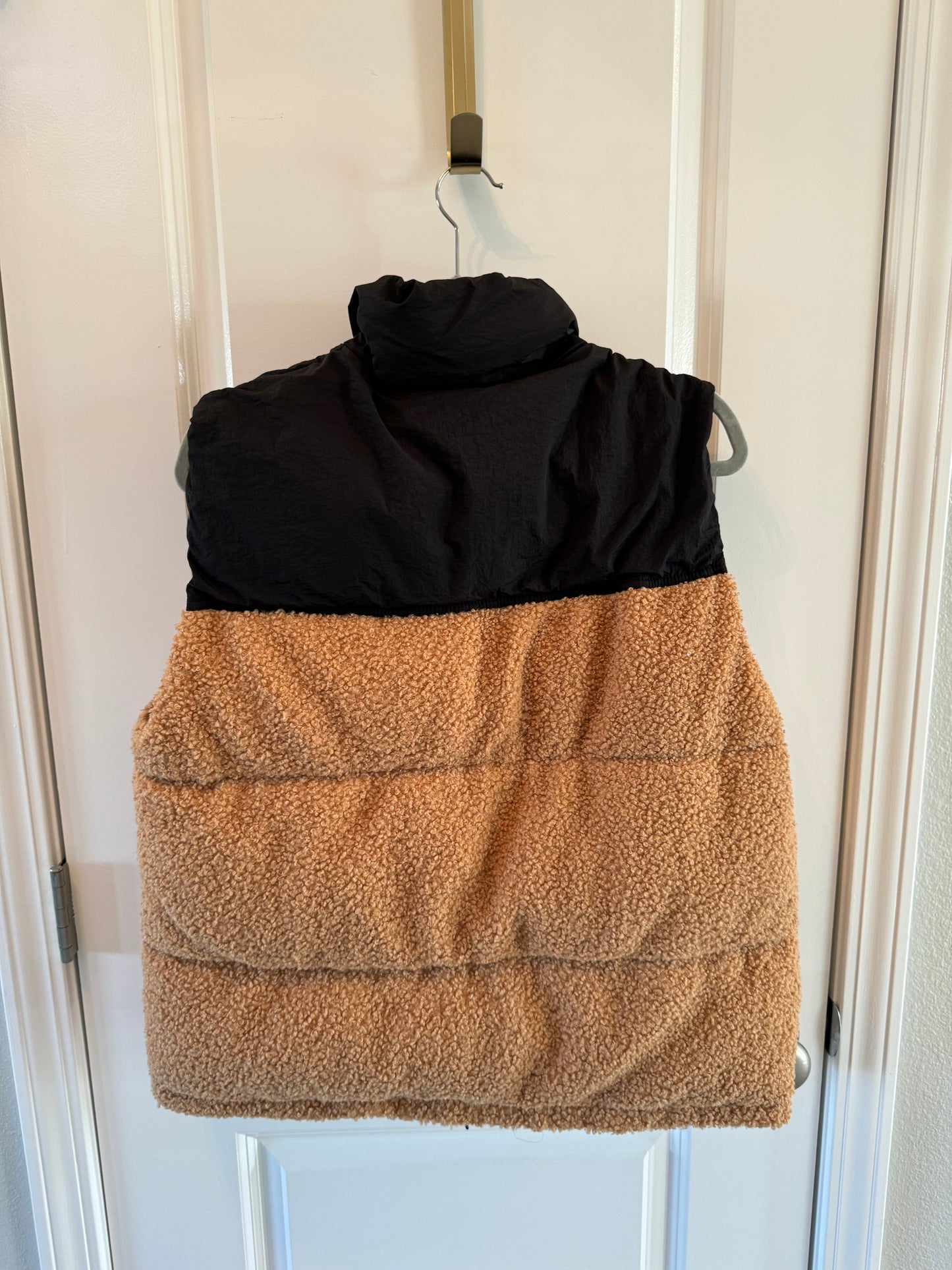 Wild Fable Quilted Sherpa Vest Women’s Size Small Black Tan