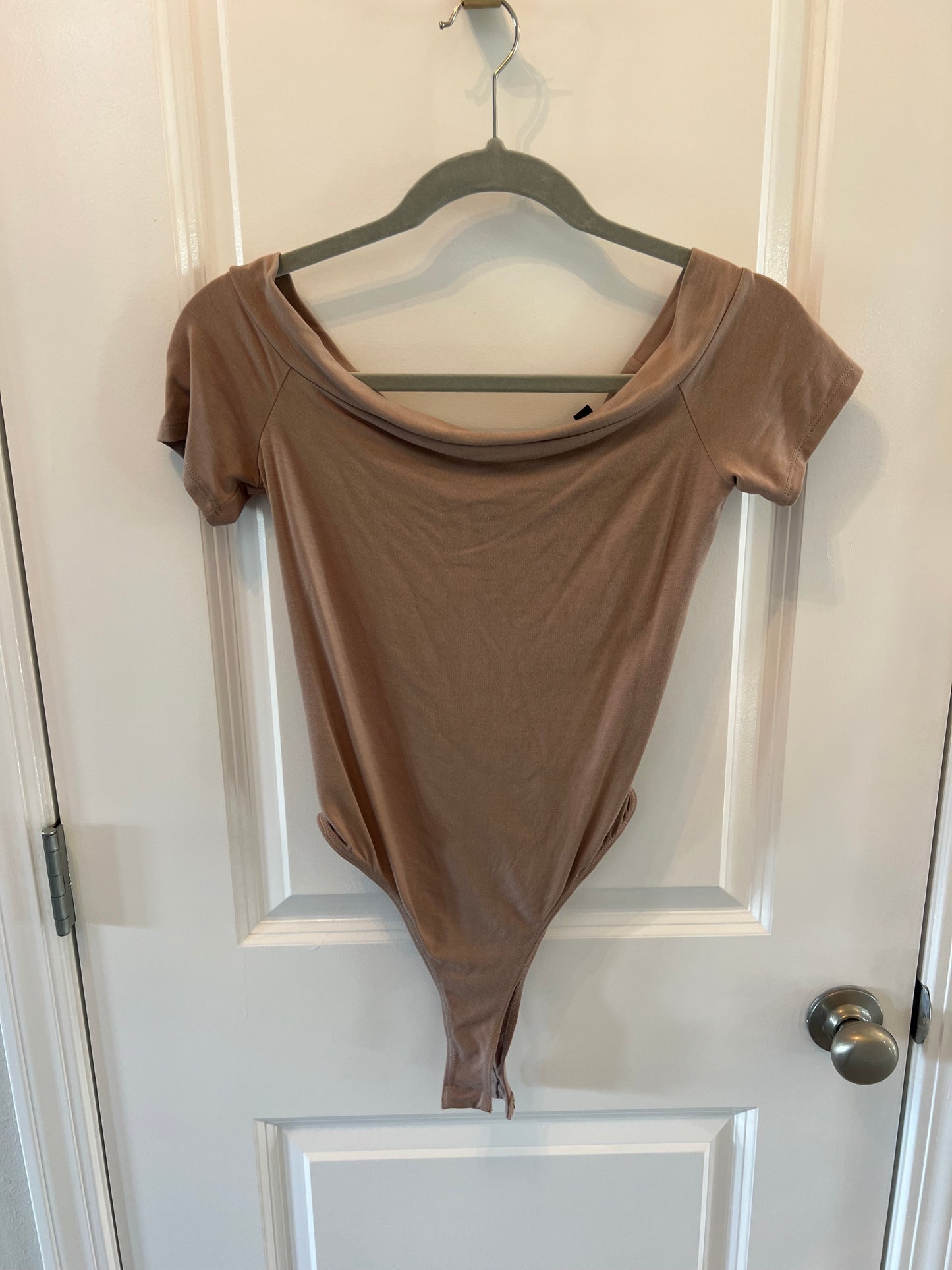 Lulu’s Open Back w Bow Short Sleeve Bodysuit Women’s Size Small Brown