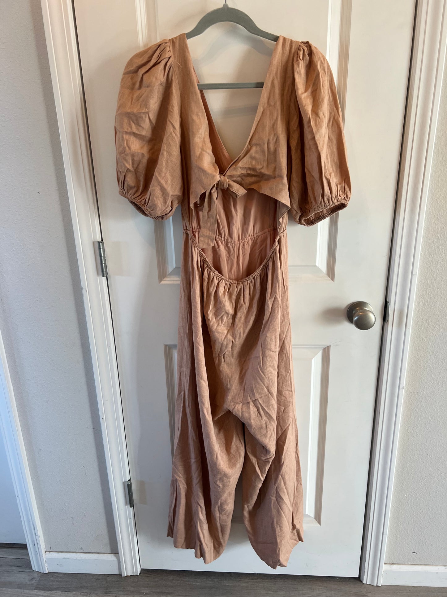 Jumpsuit w Puff Sleeves Open Back Women’s Size Medium 8-10 Tan