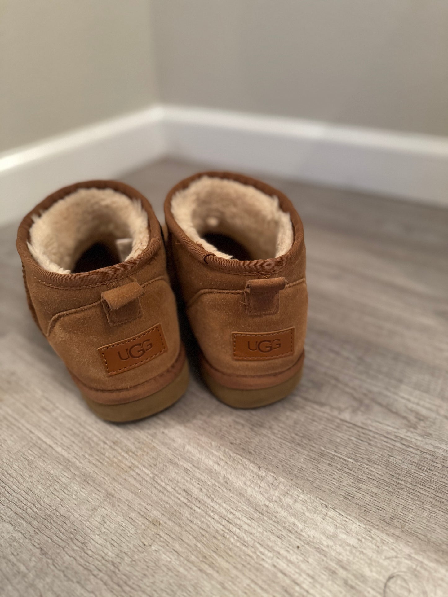 Women’s Mini Chestnut Uggs Size 8