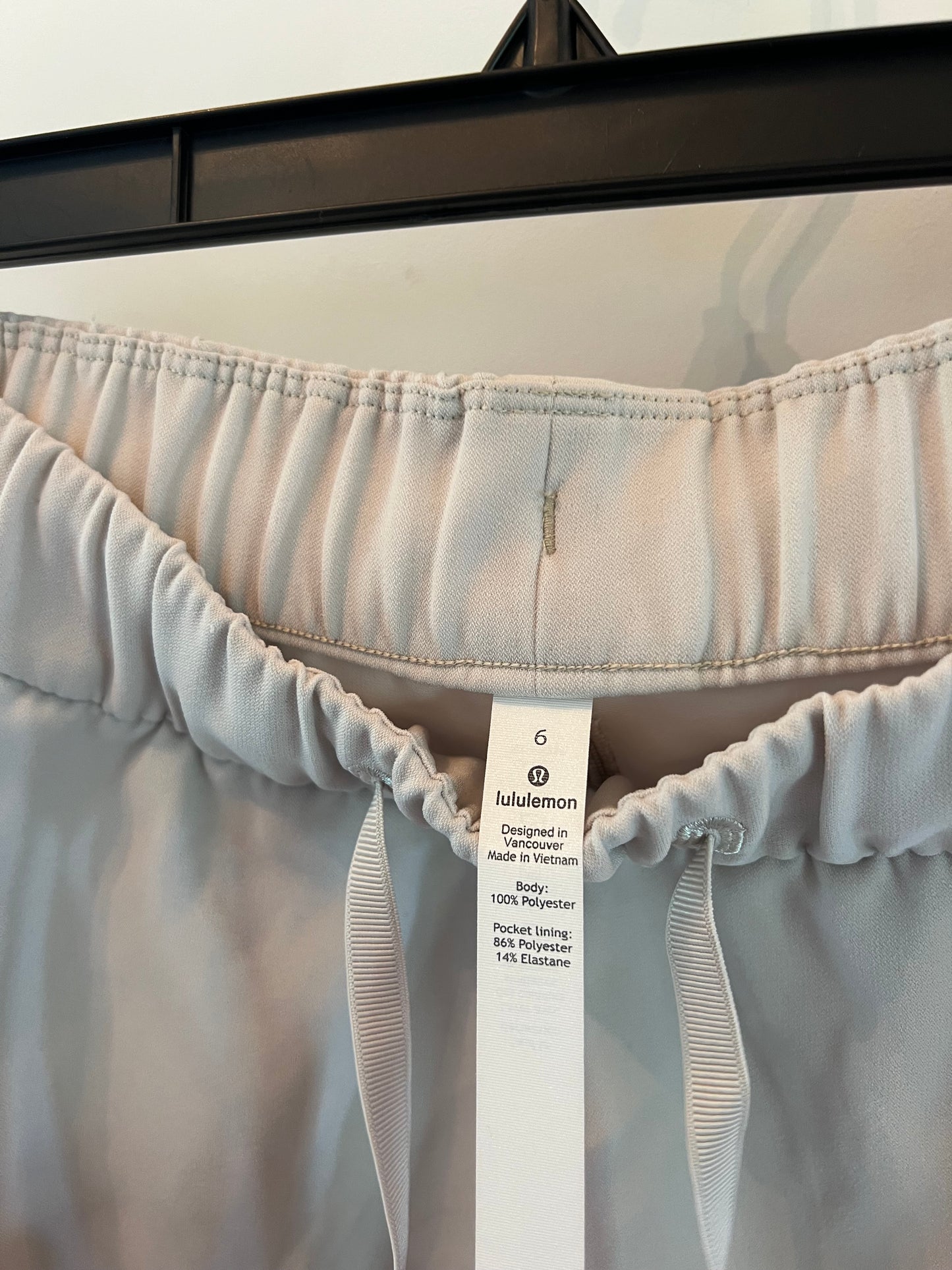 Lululemon On The Fly Short 2.5” Women’s Size 6 (Small) Dark Chrome