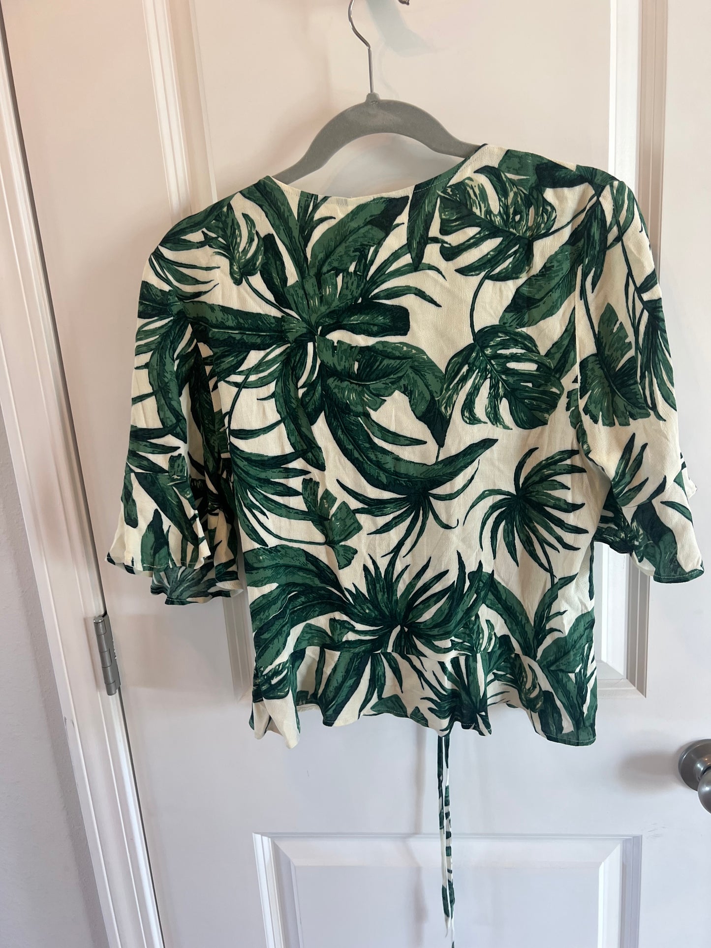 H&M Tropical Palm Print Cropped Top Women’s Size 10 Medium Cream Green