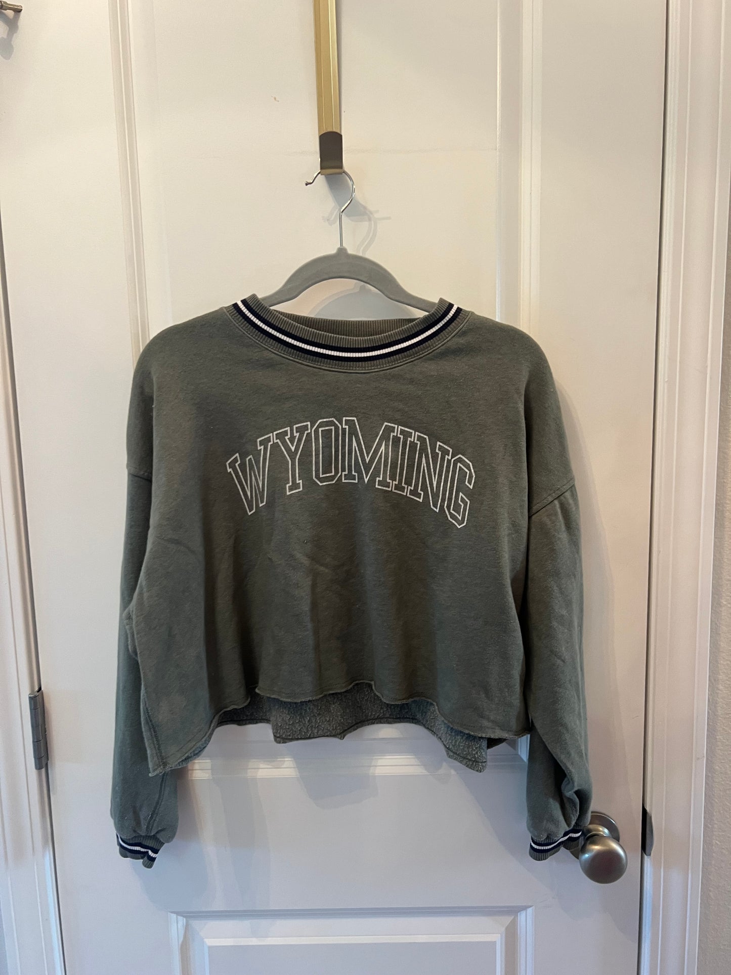 American Eagle Cropped Wyoming Varsity Sweatshirt Women’s Size Small 4-6