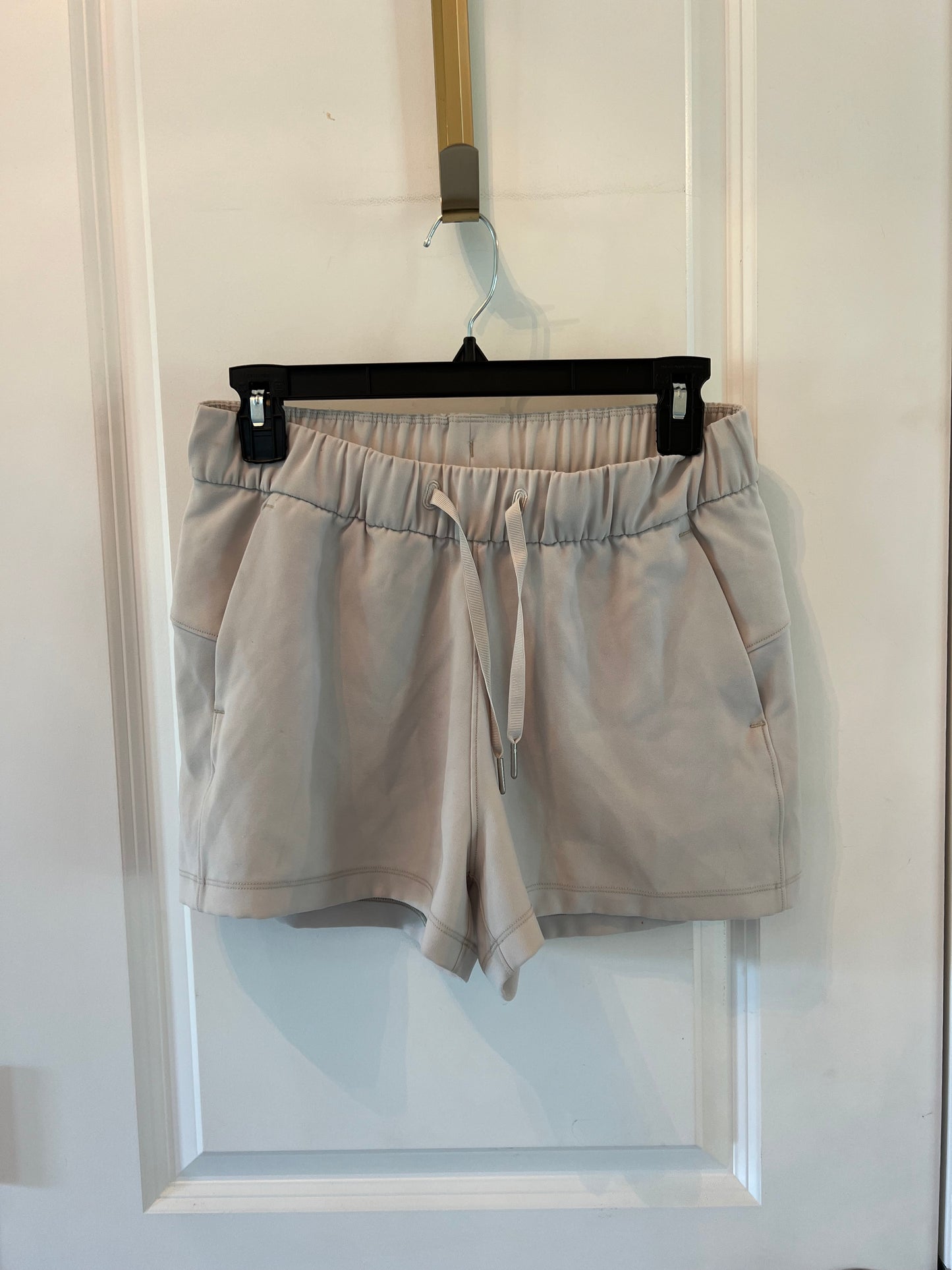 Lululemon On The Fly Short 2.5” Women’s Size 6 (Small) Dark Chrome