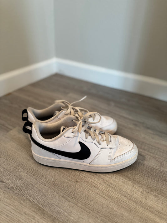 Nike Shoes Men’s Size 7 (Big Kids Size 7Y) White Black