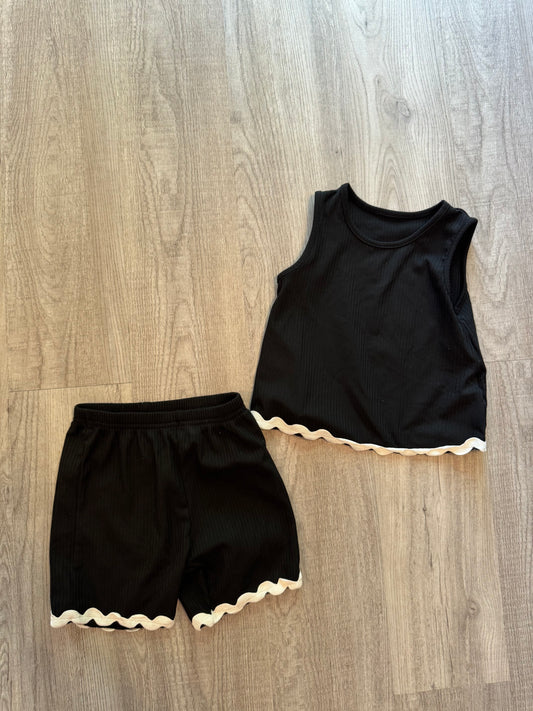 Black & White set size 2/3 years (runs bigger)