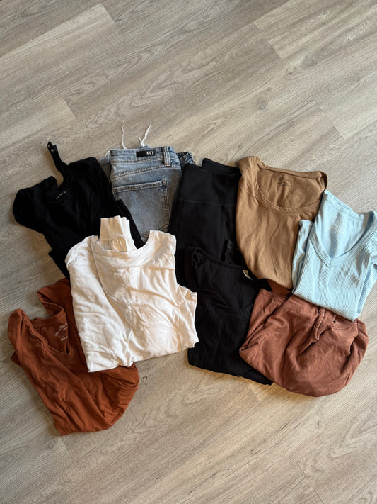 Bundle of Women’s Size Large Tops & Bottoms