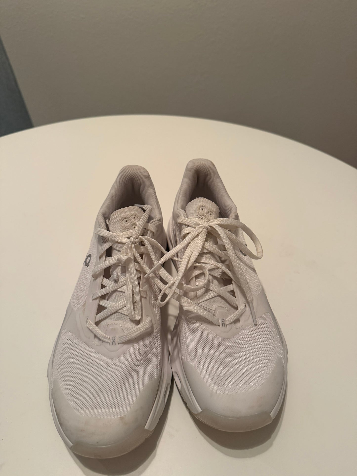 On Cloud Running Women’s Shoes Size 9