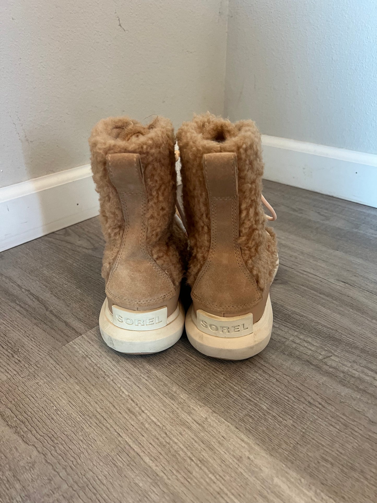 Big Girls Sherpa Sorel Boots Size 4 (fits women’s size 6)