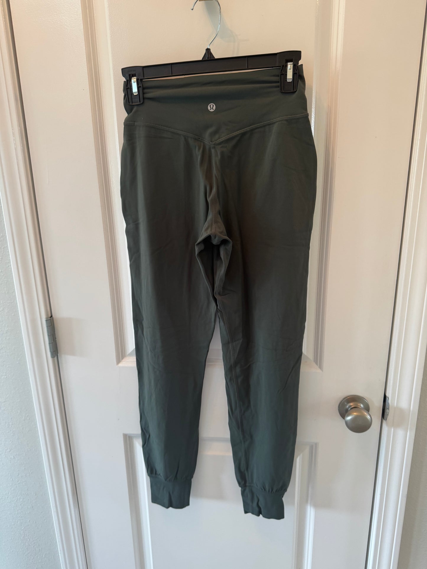 Lululemon Joggers w Pockets Women’s Size 4 Olive