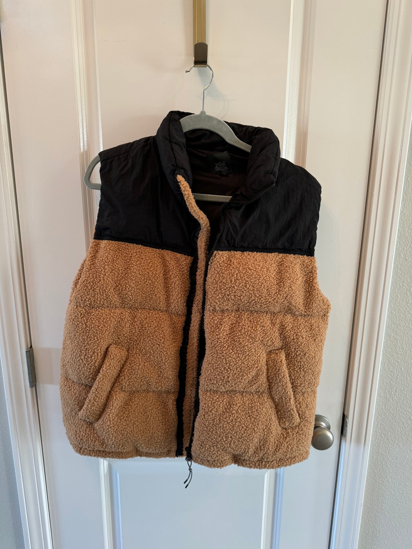 Wild Fable Quilted Sherpa Vest Women’s Size Small Black Tan