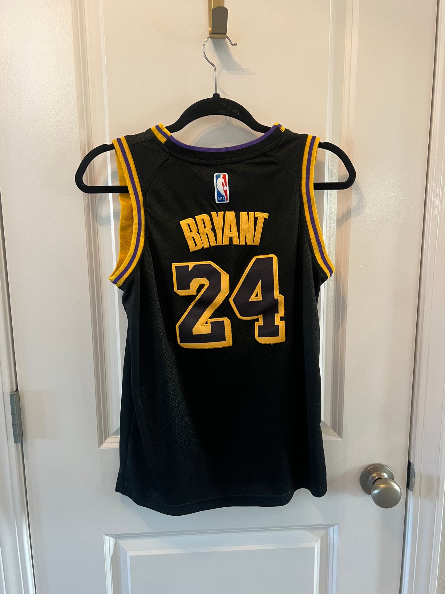 Nike Kobe Bryant NBA LA Lakers Jersey Youth Boy’s Size Medium Black