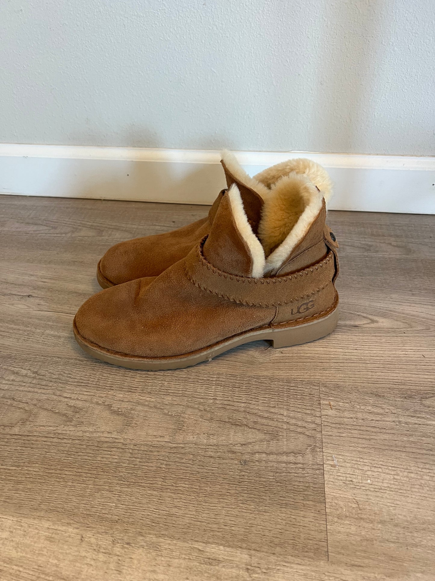 Ugg McKay Boot Women’s Size 8 Chestnut