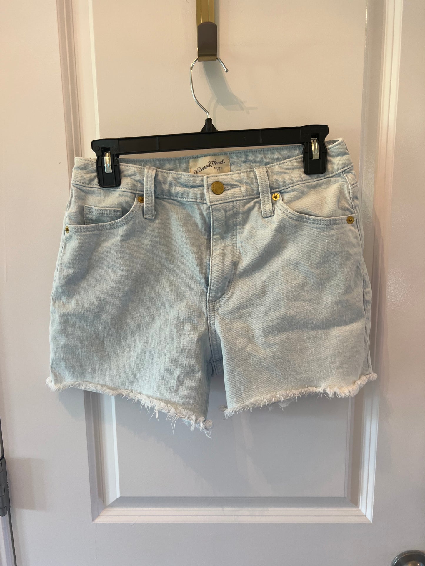 Universal Thread Vintage Midi Cut Off Jean Shorts Women’s Size 4/27 Reg Light Wash