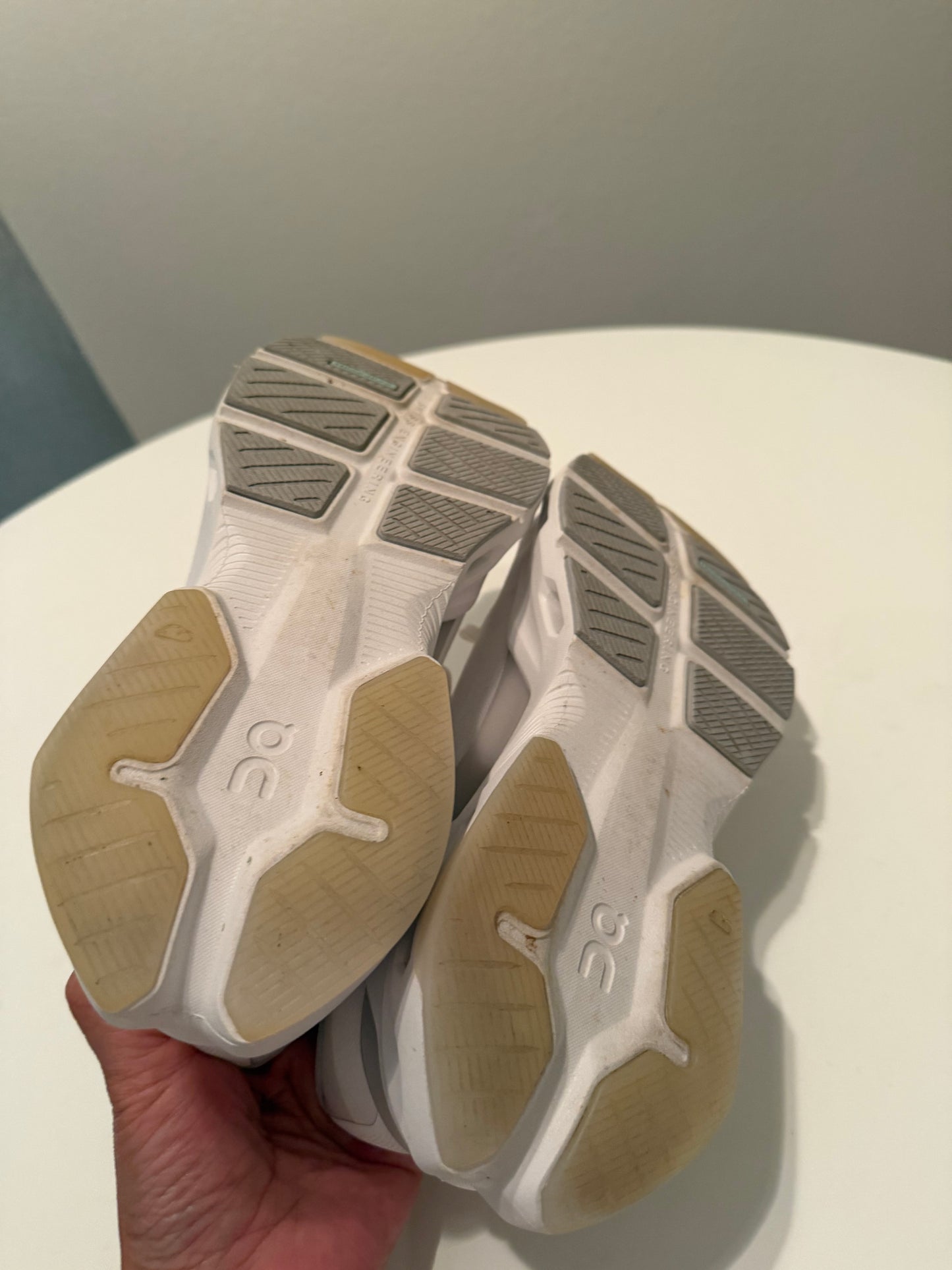On Cloud Running Women’s Shoes Size 9