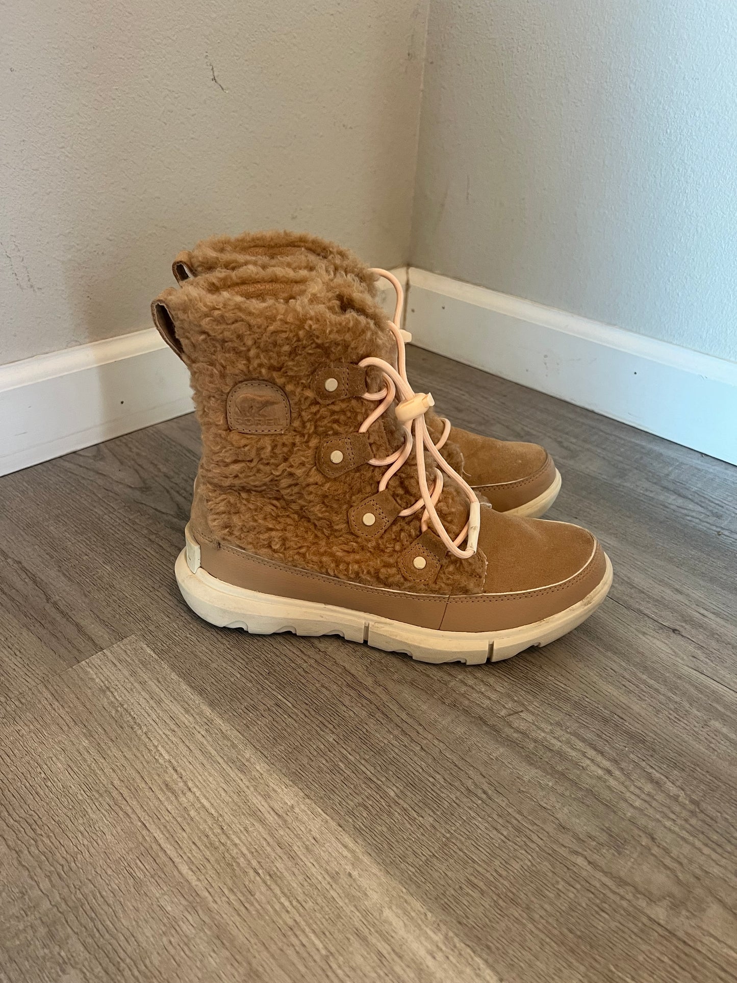 Big Girls Sherpa Sorel Boots Size 4 (fits women’s size 6)