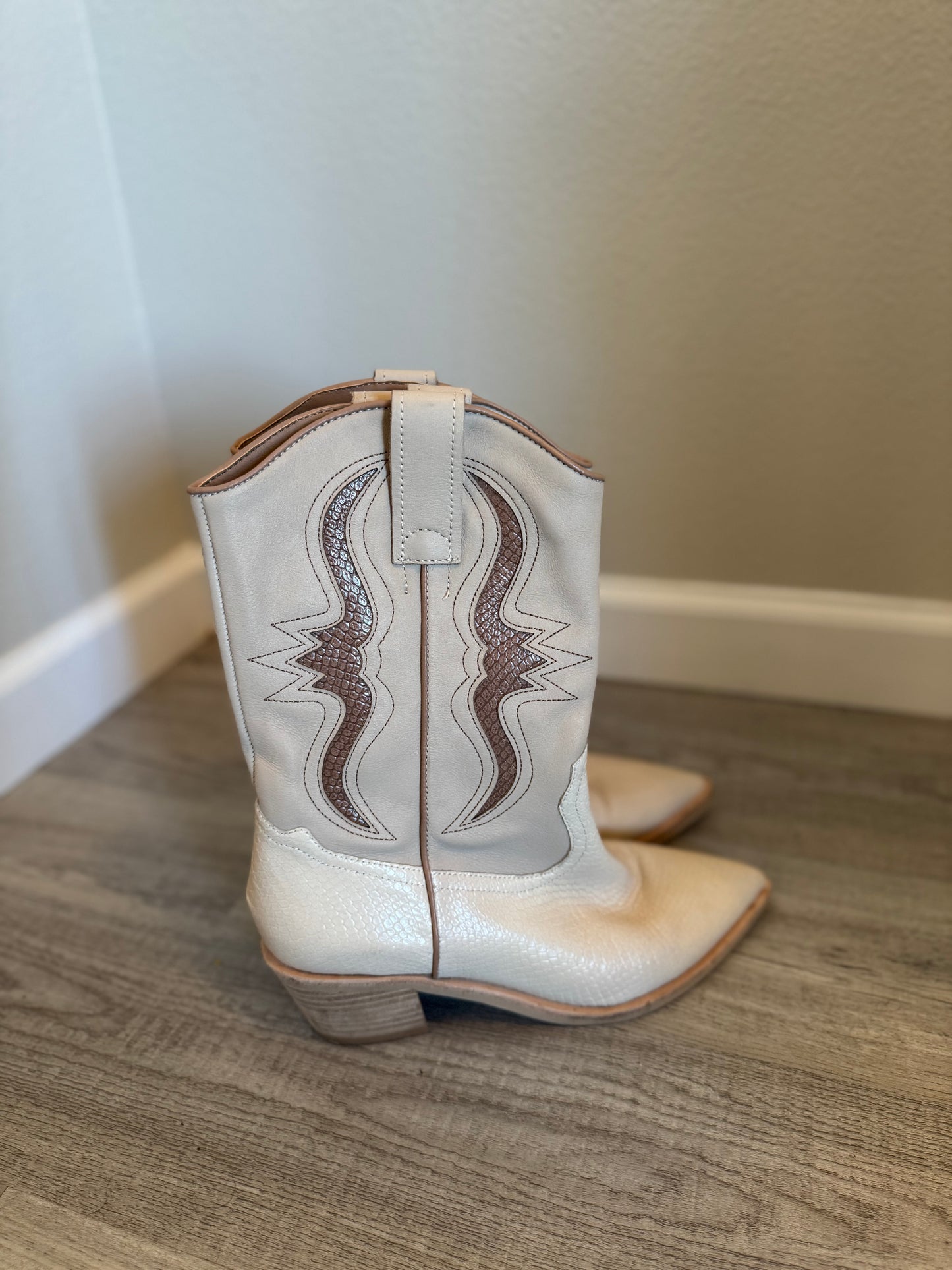 Dolce Vita Western Boots Women’s 8 White