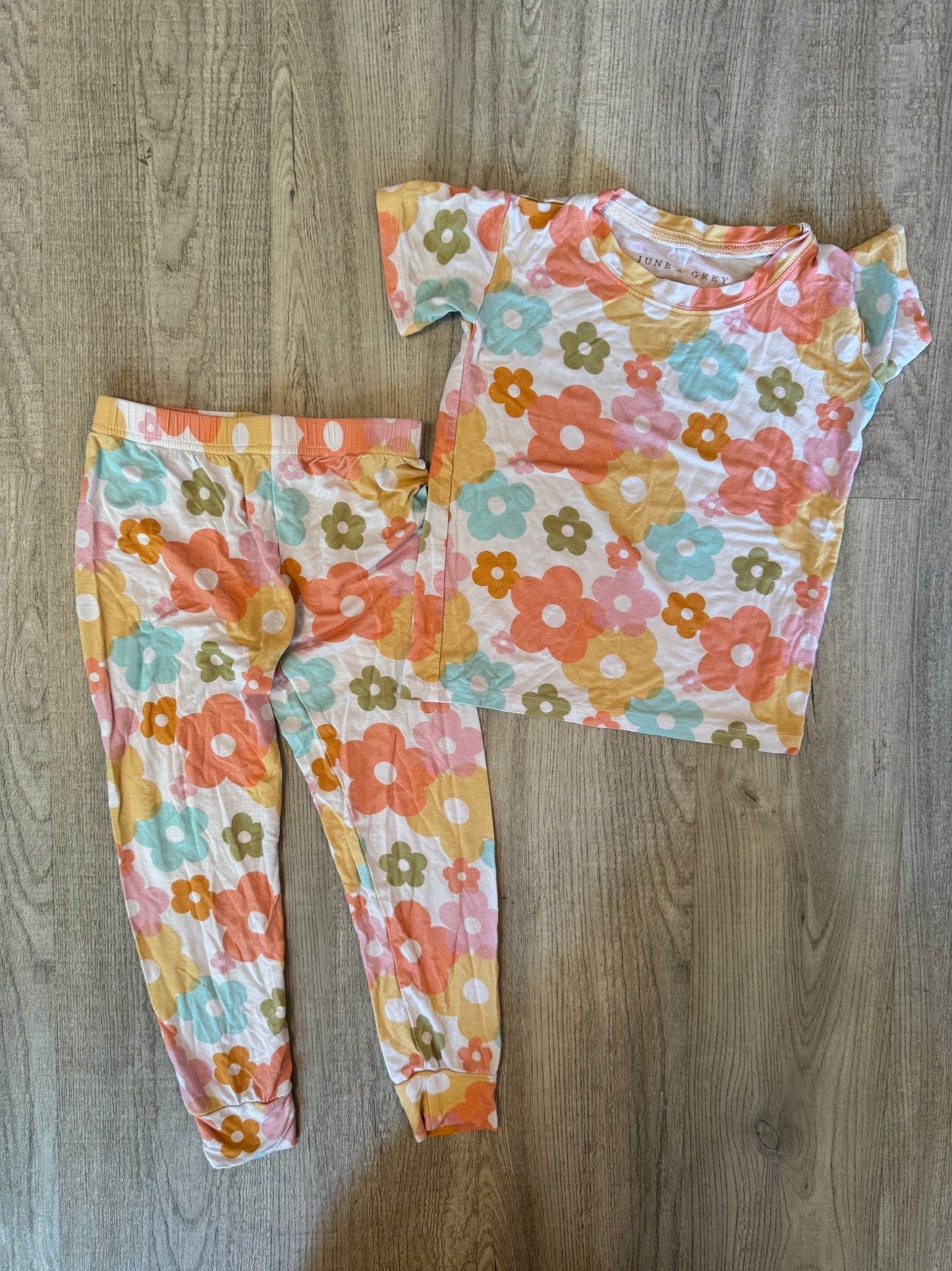 June & Grey 70s Flower Print Pajama Matching Set Toddler Girl Size 4T Multi Color