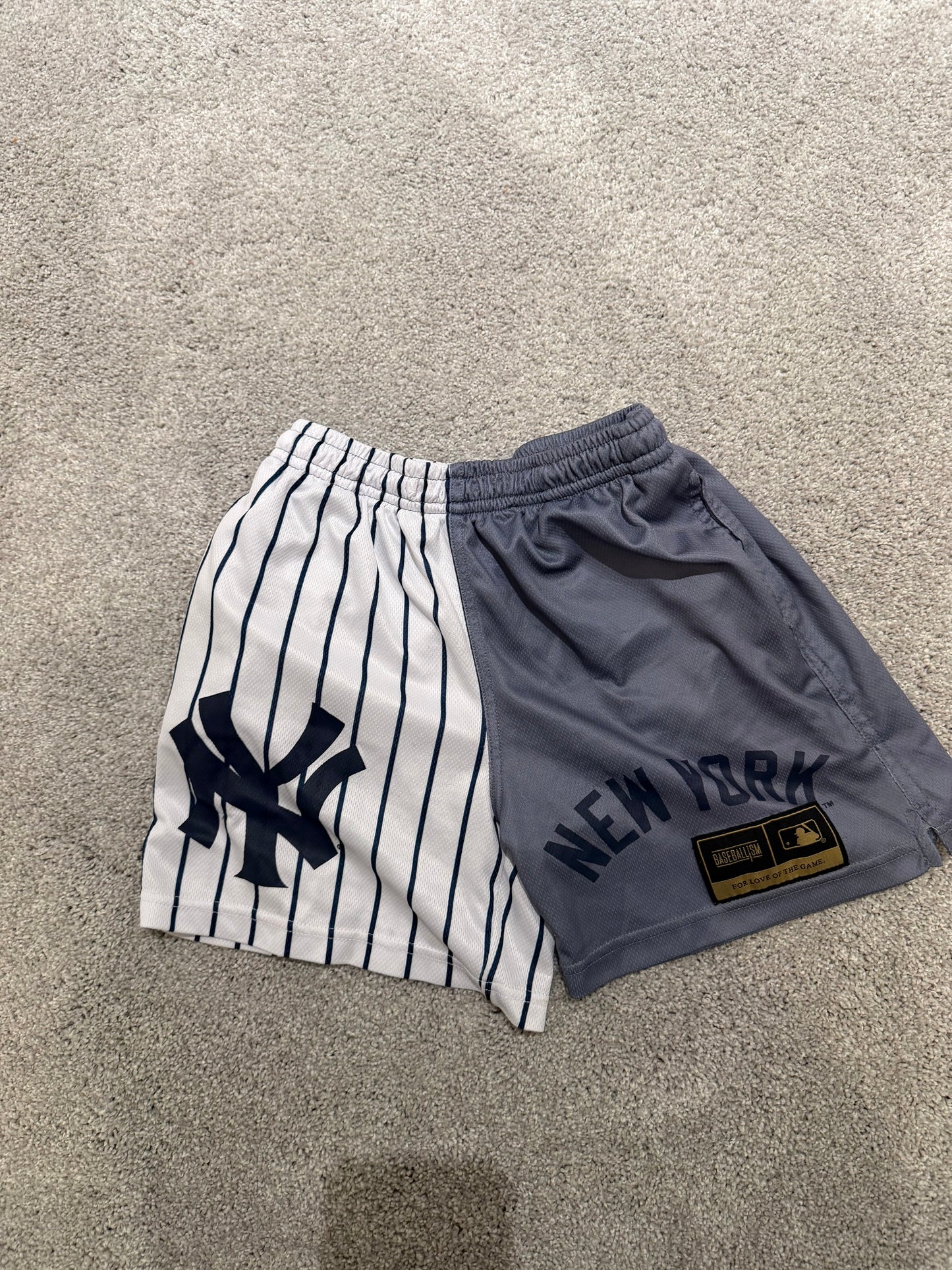 MLB NY Yankees Shorts Youth Size Large