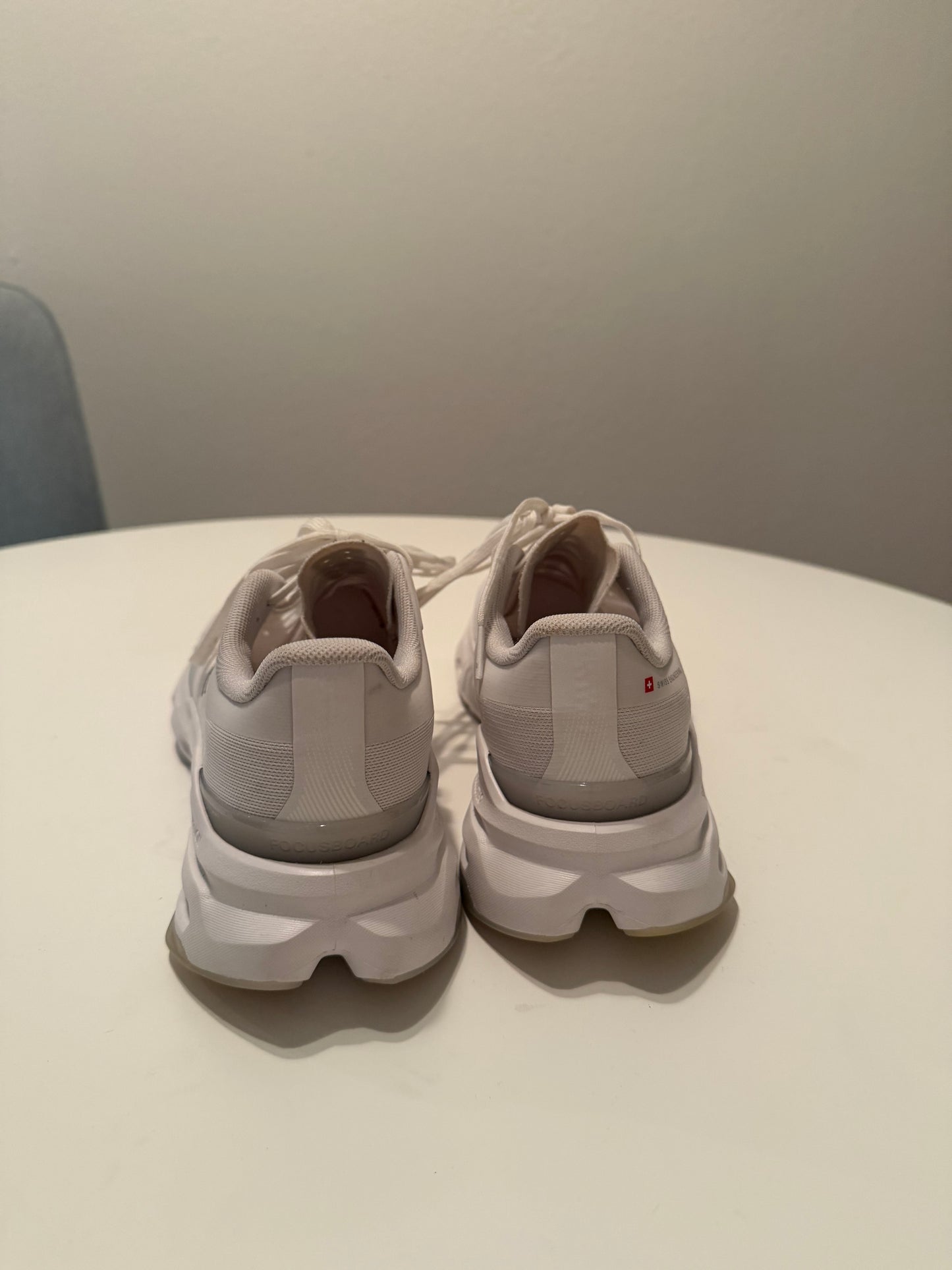 On Cloud Running Women’s Shoes Size 9