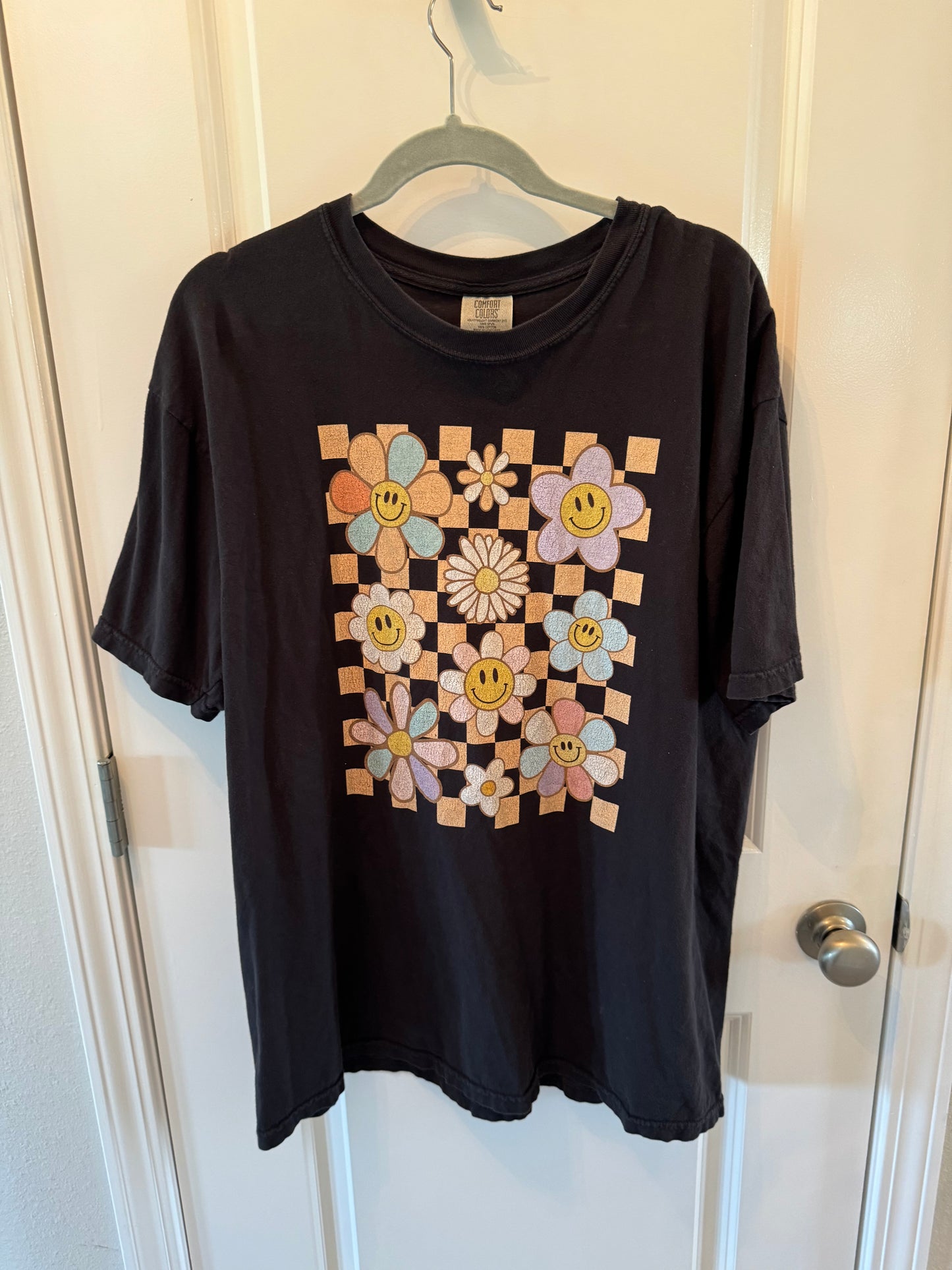 Women’s Graphic Smiley Tee Size XL