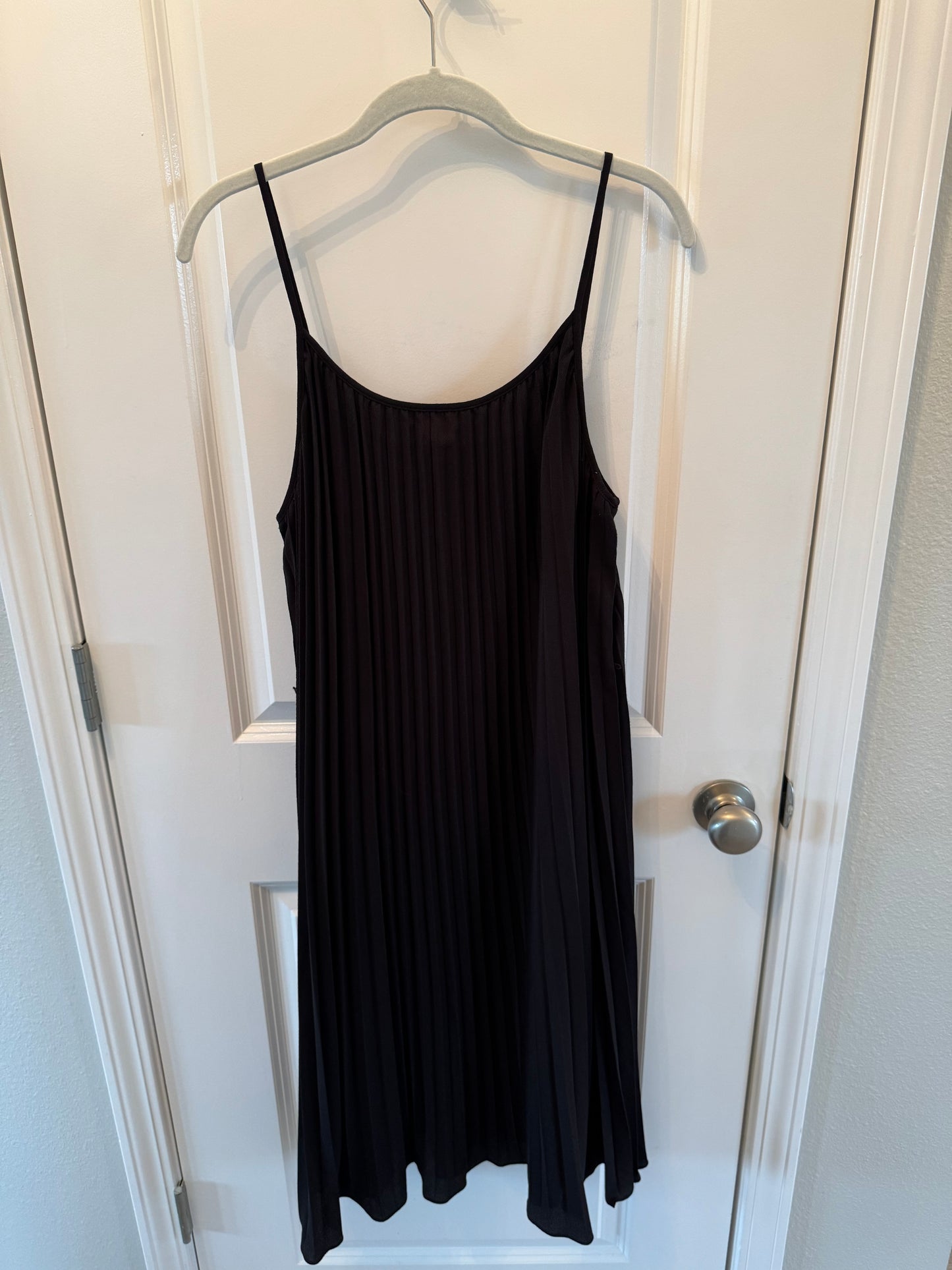 H&M Pleated Midi Dress Women’s Medium Black