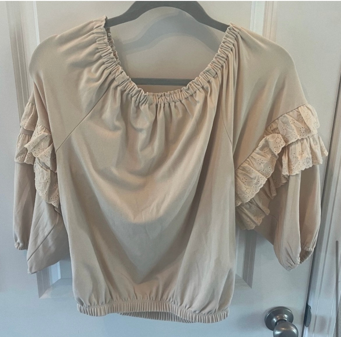 Evereve Cory Knit Ruffle Off Shoulder Top Women's Size XS 0-2 Sand