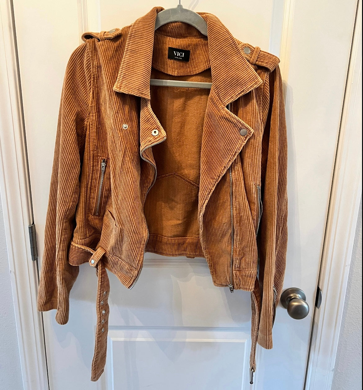 Vici Amaya Pocketed Corduroy
Moto Jacket Women’s Size XL Camel