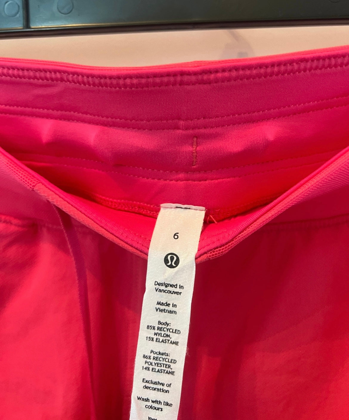 Lululemon Drawstring Shorts w Zip Pockets Women’s Size 6 (Small) Neon Pink