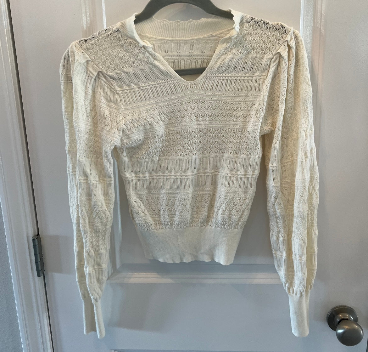 Abercrombie & Fitch Long Sleeve VNeck Knit Top Women’s Size XS Ivory