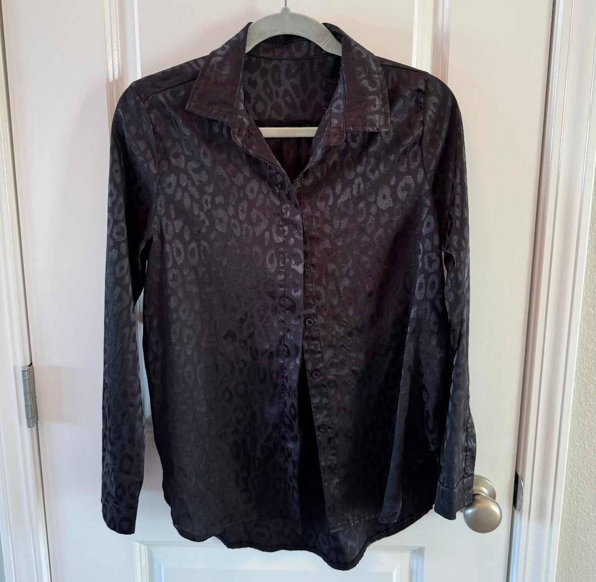 Satin Button Front Animal Print Top Women’s Size Small Black