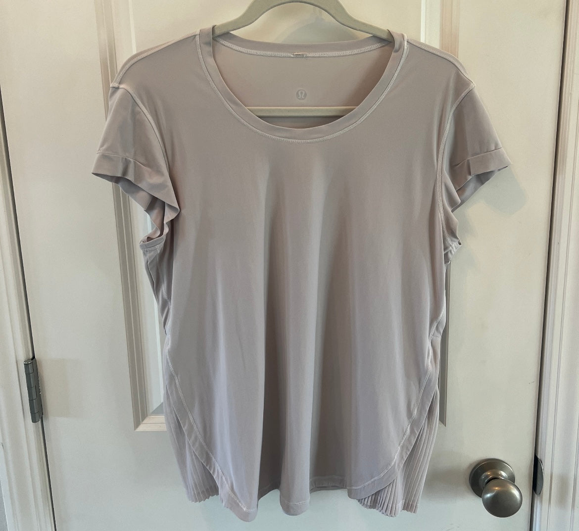 Lululemon Scoop Neck Short Sleeve Active Top
Women's Size 8 (Medium) Light Gray