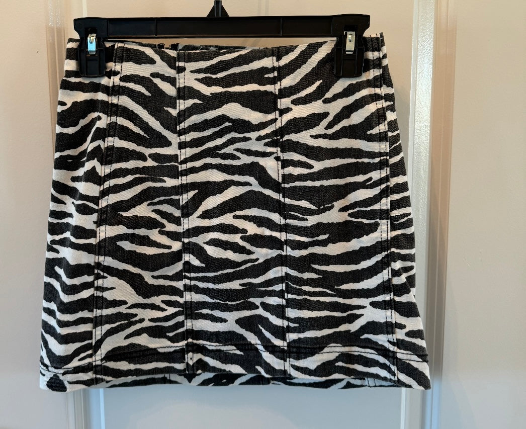 Zebra Print Mini Skirt Women’s Size 2 Black White