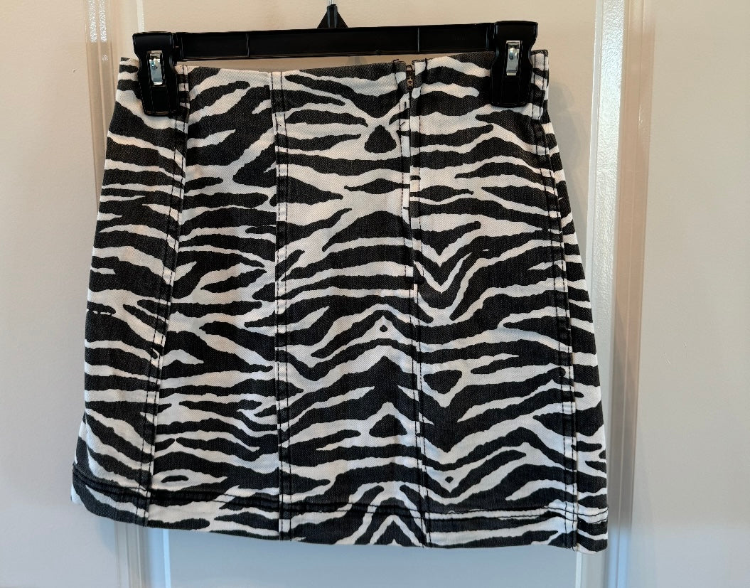 Zebra Print Mini Skirt Women’s Size 2 Black White